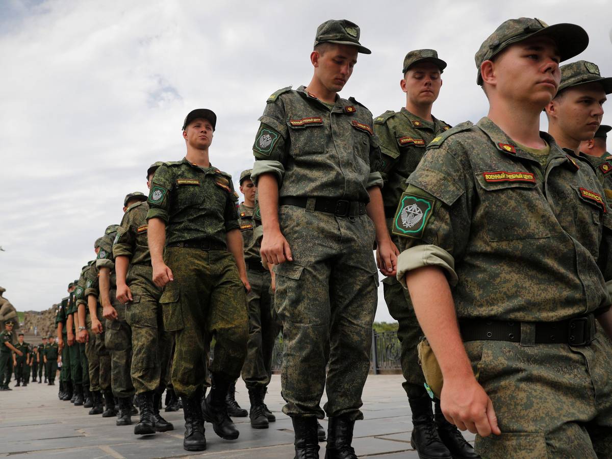 Soldaten der russischen Armee marschieren im JUli 2022 in Wolgograd: Die russische Führung widerspricht Gerüchten, sie plane eine Generalmobilmachung der Streitkräfte.