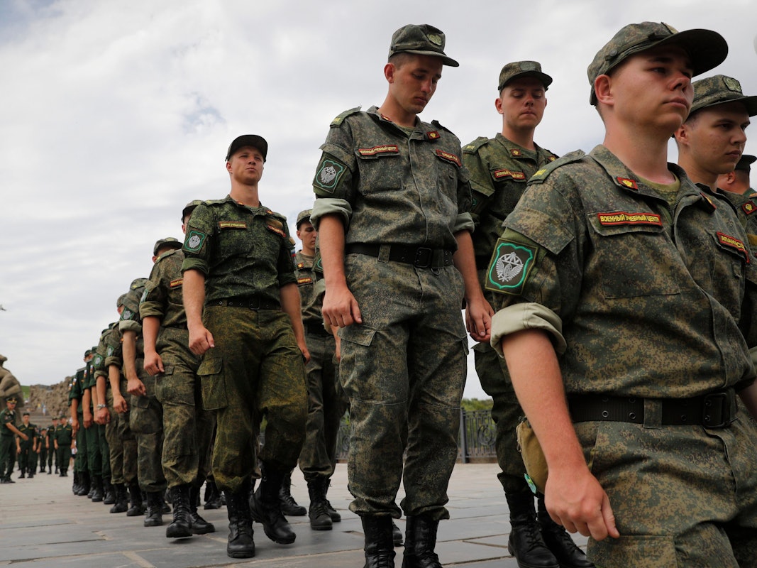 Soldaten der russischen Armee marschieren im JUli 2022 in Wolgograd: Die russische Führung widerspricht Gerüchten, sie plane eine Generalmobilmachung der Streitkräfte.