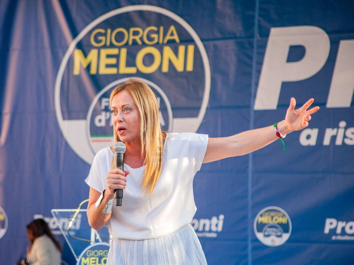 Giorgia Meloni, Vorsitzende der rechtsextremen Partei Fratelli d'Italia, spricht bei einer Wahlkampfveranstaltung auf dem Domplatz.