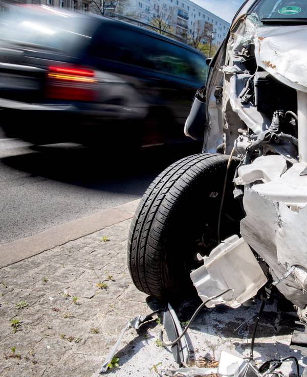Ein durch ein Unfall geschädigtes Auto