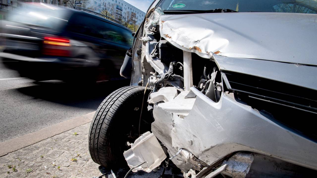 Ein durch ein Unfall geschädigtes Auto
