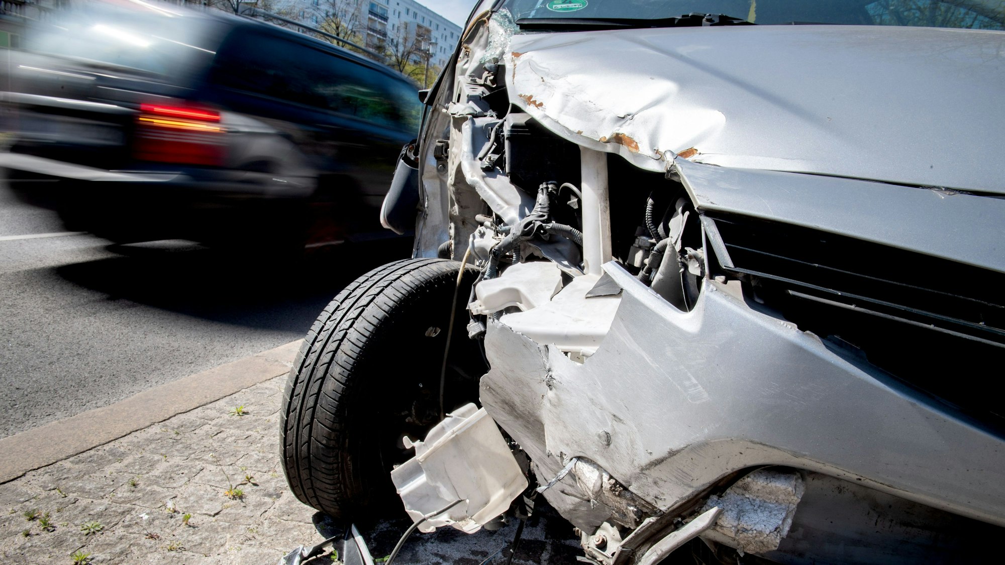 Ein durch ein Unfall geschädigtes Auto