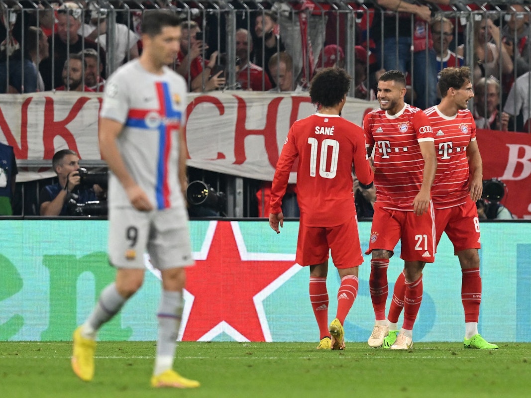 Lucas Hernandez freut sich mit Leroy Sane und Leon Greotzka über seinen Treffer.