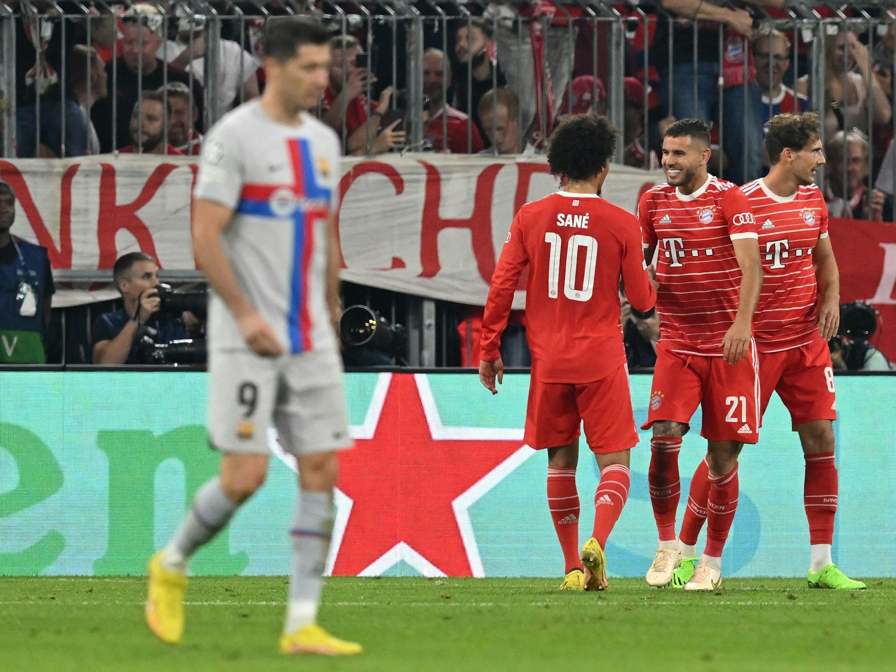 Lucas Hernandez freut sich mit Leroy Sane und Leon Greotzka über seinen Treffer.