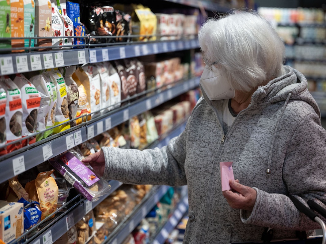 Eine Kundin kauft im Einzelhandelsgeschäft im Frühjahr 2022 in einem Einzelhandelsgeschäft ein: Seit Jahresbeginn sind die Preise in den Supermärkten und Discountern massiv angestiegen – doch wer sind die wahren Preistreiber?