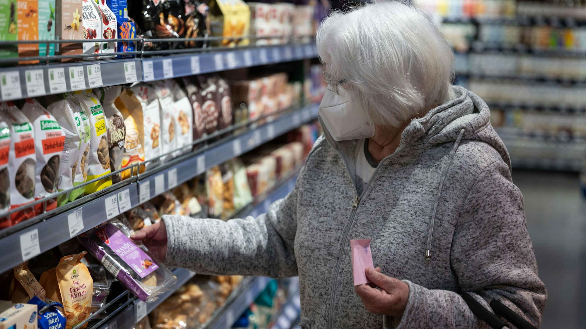 Eine Kundin kauft im Einzelhandelsgeschäft im Frühjahr 2022 in einem Einzelhandelsgeschäft ein: Seit Jahresbeginn sind die Preise in den Supermärkten und Discountern massiv angestiegen – doch wer sind die wahren Preistreiber?