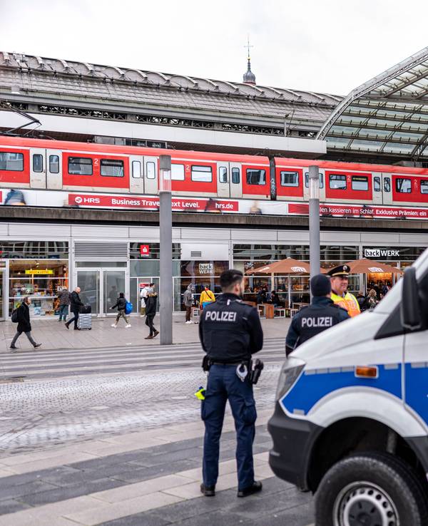 Bundespolizisten stehen vor dem Kölner Hauptbahnhof.