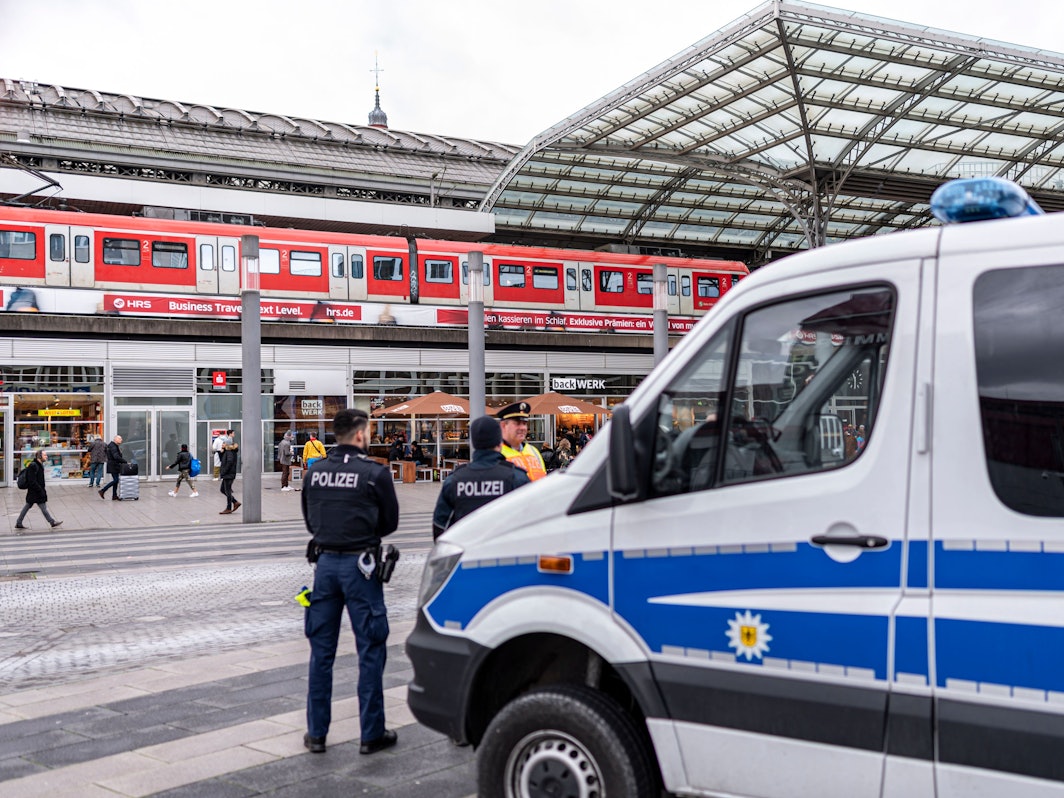 Bundespolizisten stehen vor dem Kölner Hauptbahnhof.