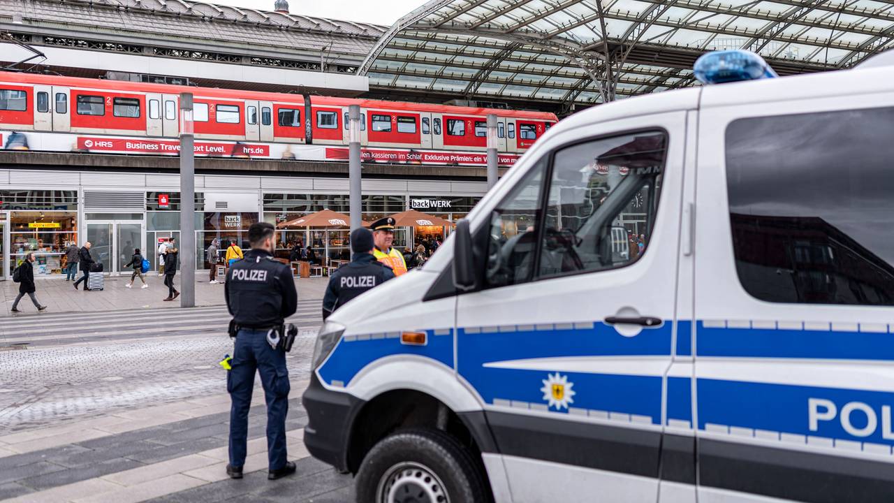 Bundespolizisten stehen vor dem Kölner Hauptbahnhof.