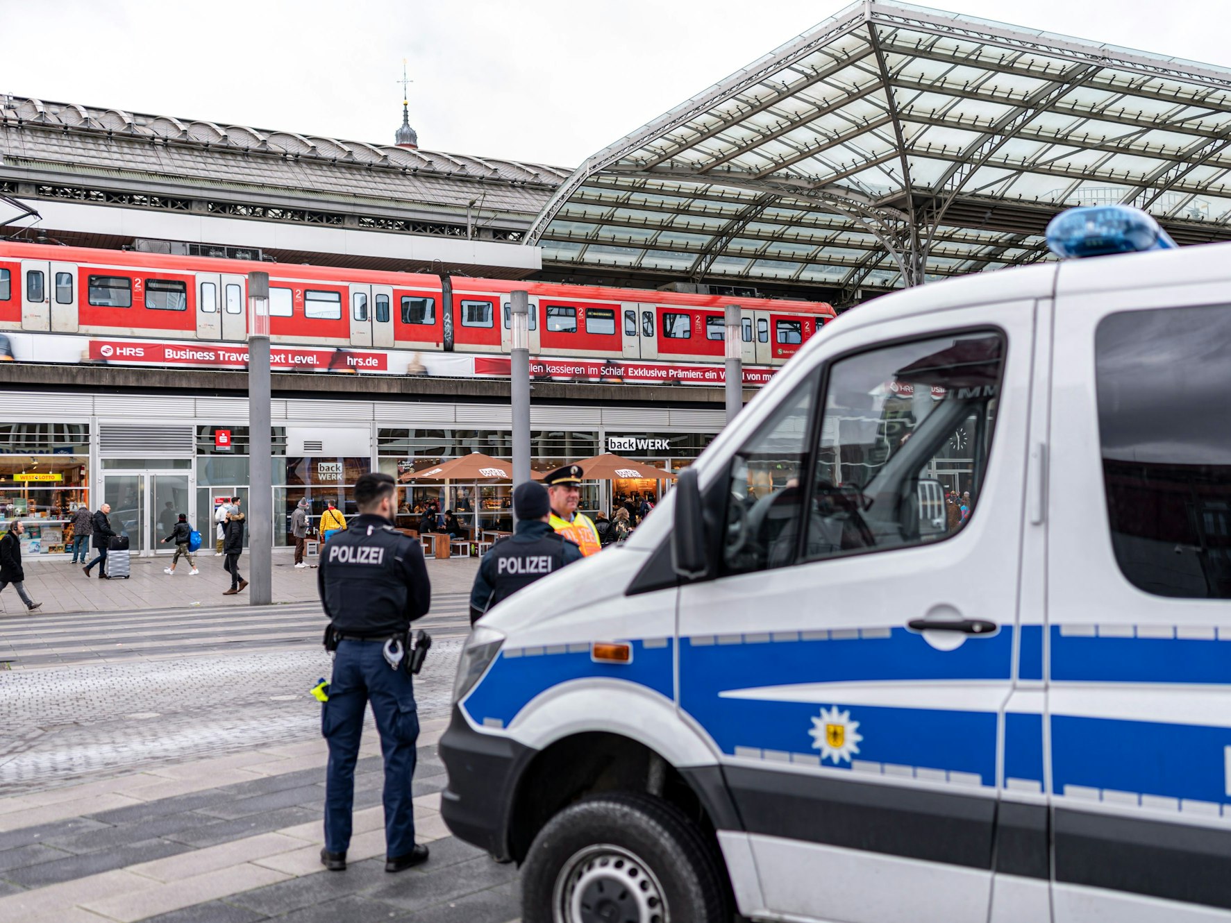 Streifenwagen der Polizei steht vor dem Hauptbahnhof in Köln.