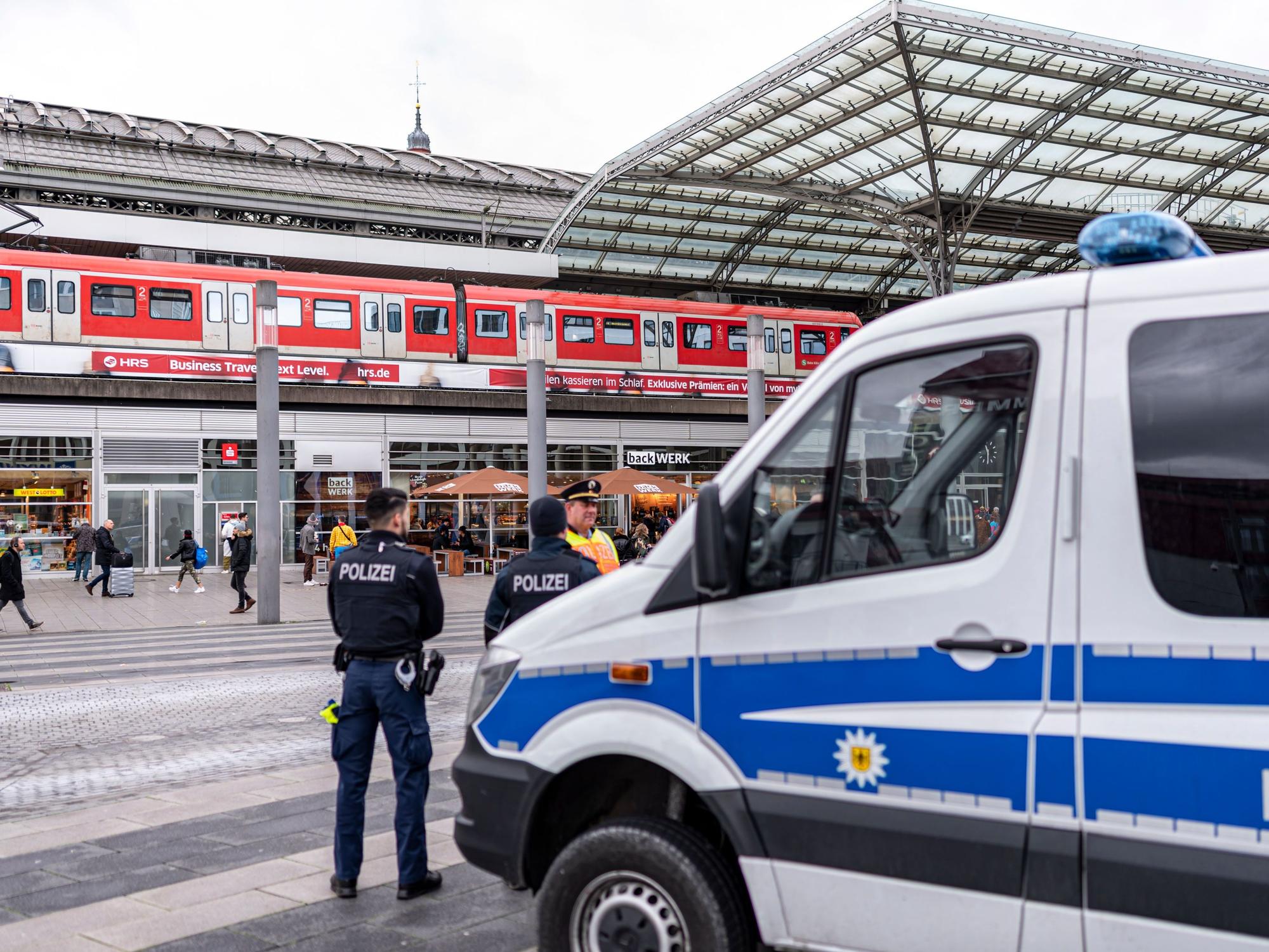 Streifenwagen der Polizei steht vor dem Hauptbahnhof in Köln.