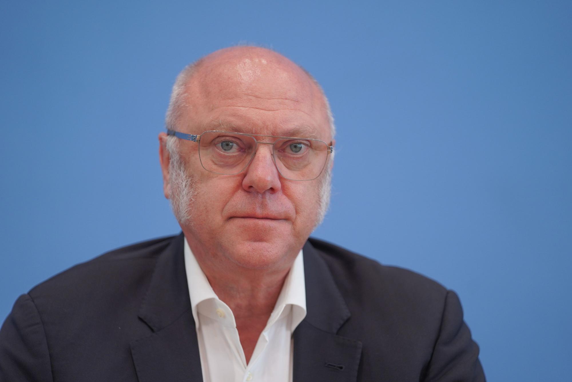 Ulrich Schneider, Hauptgeschäftsführer vom Paritätischen Gesamtverband, stellt im Haus der Bundespressekonferenz den Paritätischen Armutsbericht für das Jahr 2021 vor. Schneider ist aus der Linkspartei ausgetreten.