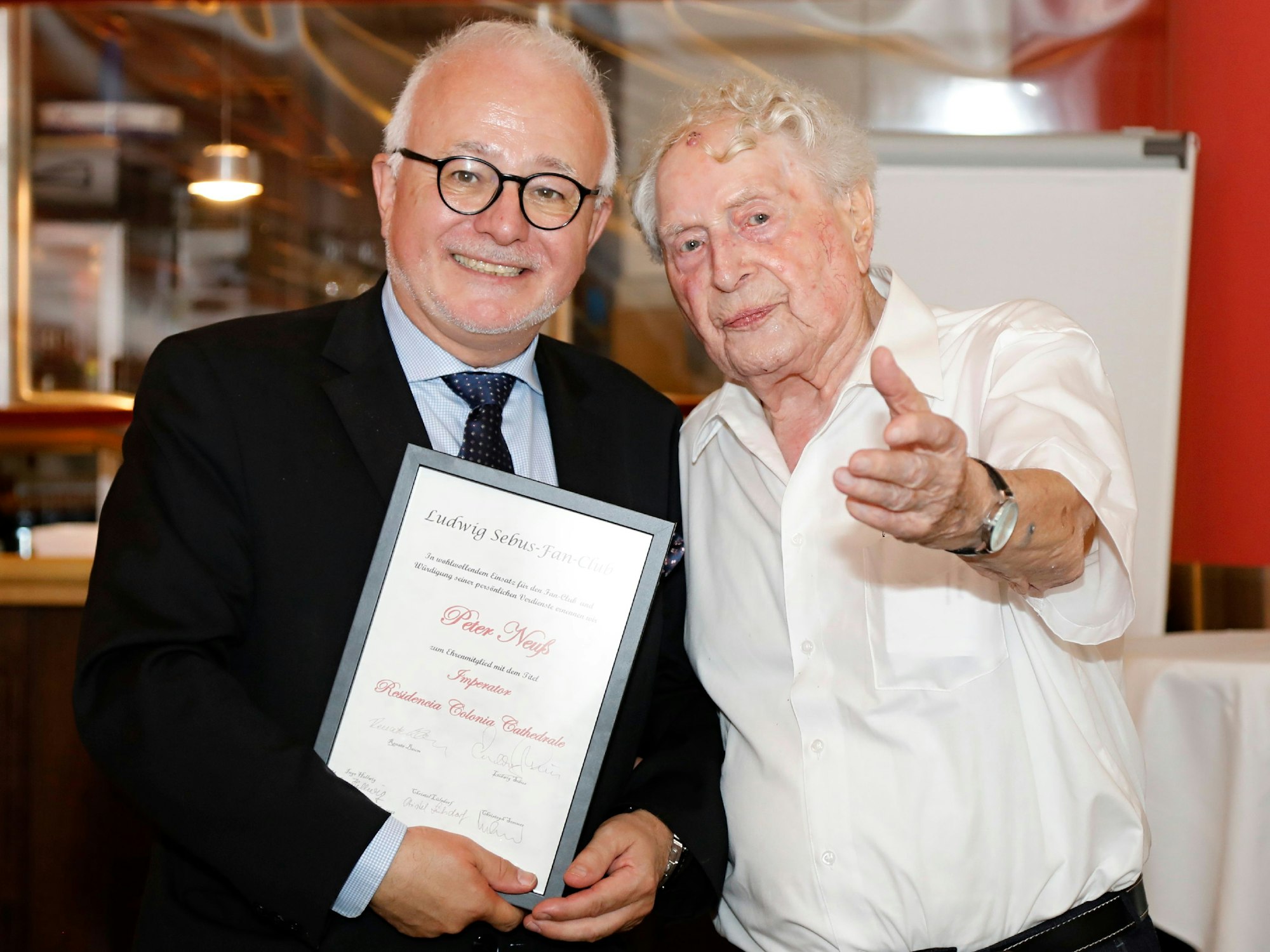 Peter Neuß (l.), Chef der Residenz am Dom, ist jetzt Ehrenmitglied des „Ludwig Sebus-Fanclubs“. Sebus selbst überreichte die Auszeichnung.