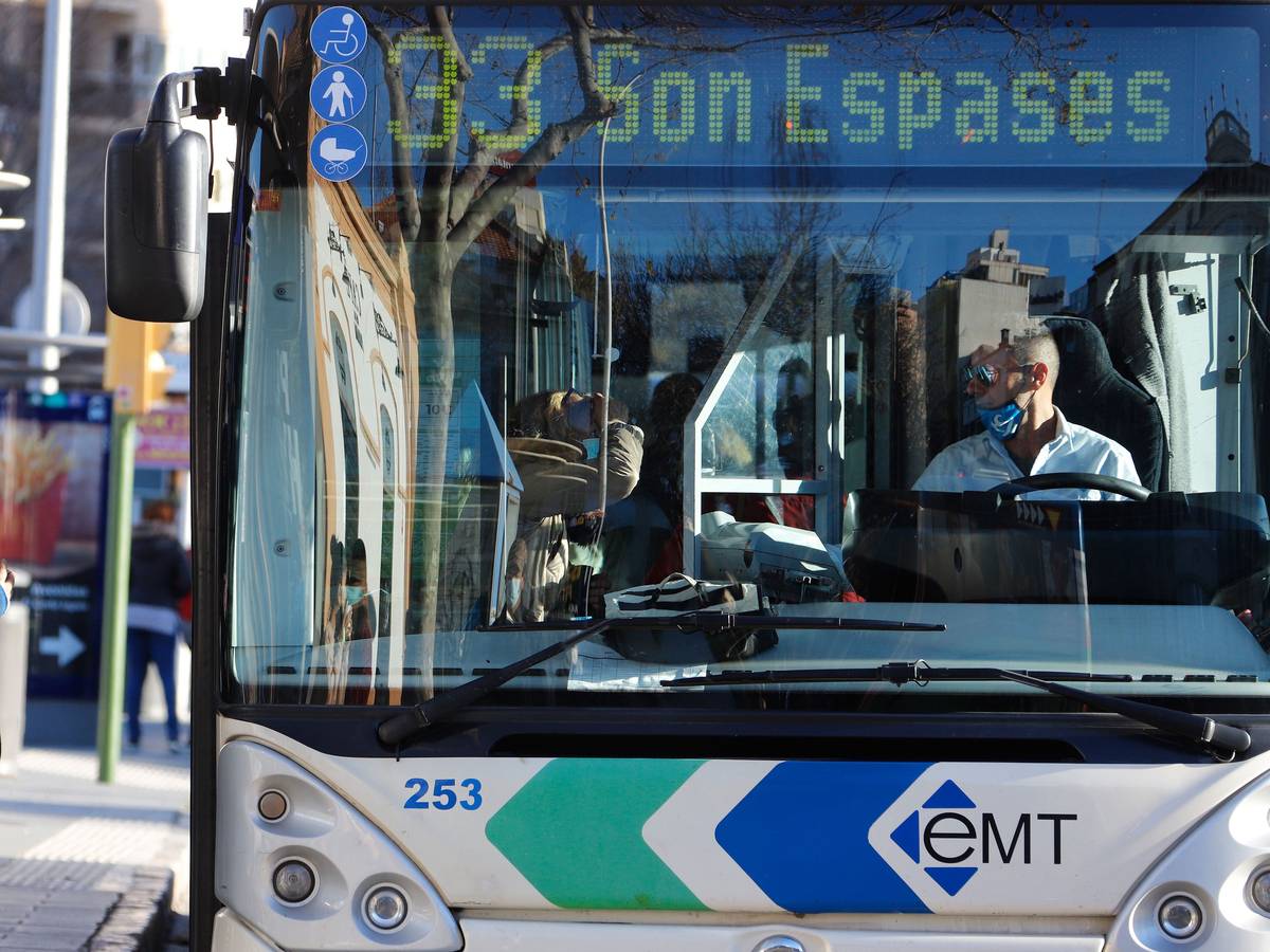 Menschen mit Masken steigen inmitten der Corona-Pandemie in einen Bus ein.
