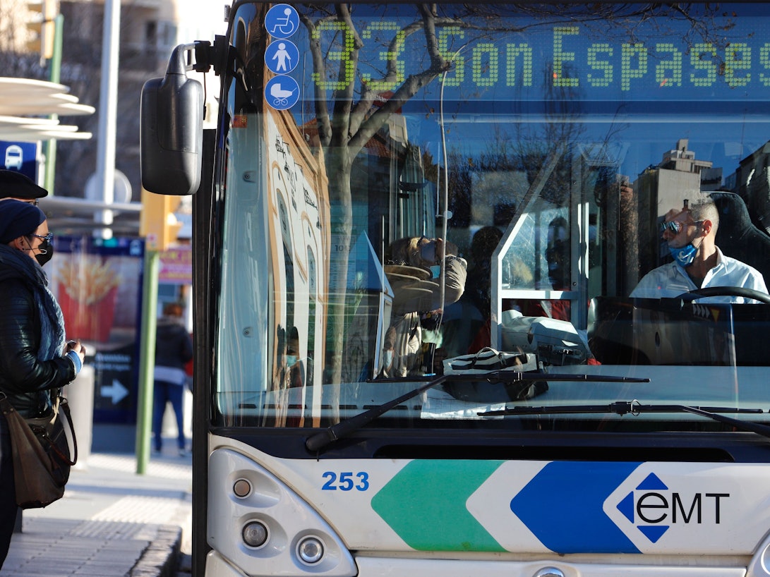 Menschen mit Masken steigen inmitten der Corona-Pandemie in einen Bus ein.