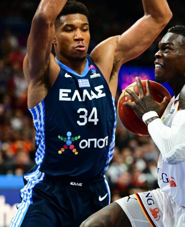 Dennis Schröder (M, Deutschland) gegen Giannis Antetokounmpo (l) und Kostas Sloukas (r, Griechenland)