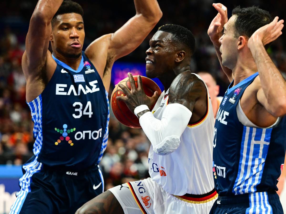 Dennis Schröder (M, Deutschland) gegen Giannis Antetokounmpo (l) und Kostas Sloukas (r, Griechenland)