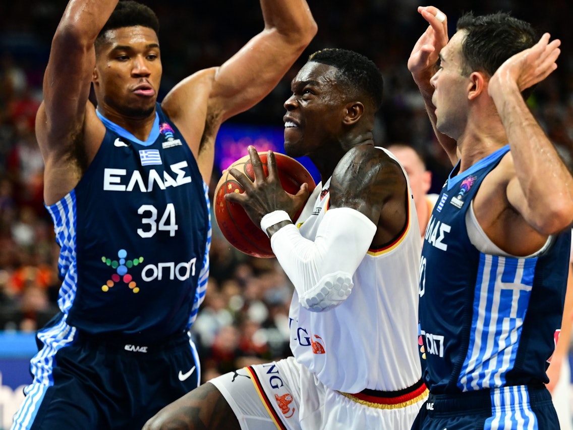 Dennis Schröder (M, Deutschland) gegen Giannis Antetokounmpo (l) und Kostas Sloukas (r, Griechenland)