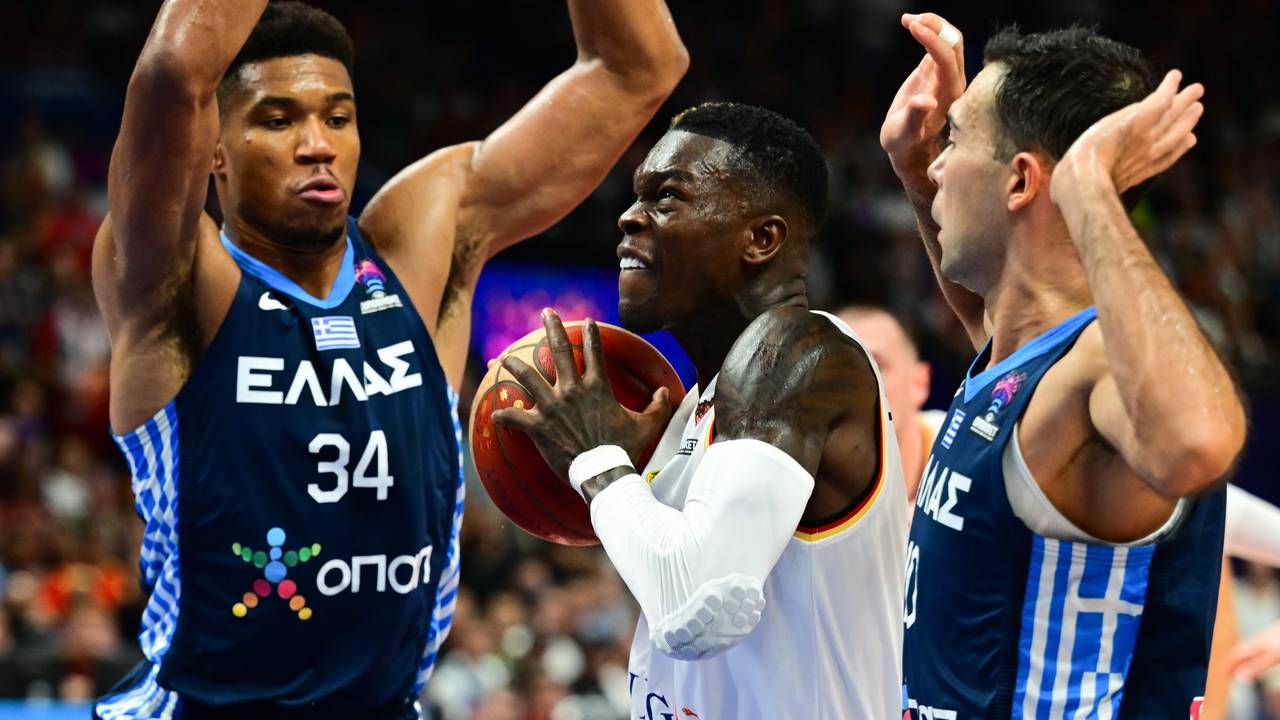 Dennis Schröder (M, Deutschland) gegen Giannis Antetokounmpo (l) und Kostas Sloukas (r, Griechenland)