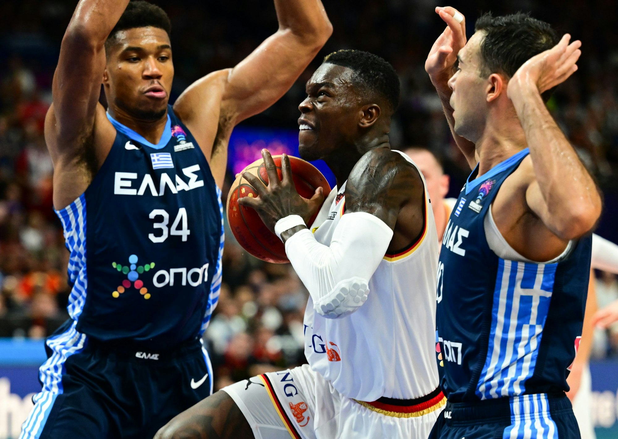 Dennis Schröder (M, Deutschland) gegen Giannis Antetokounmpo (l) und Kostas Sloukas (r, Griechenland)