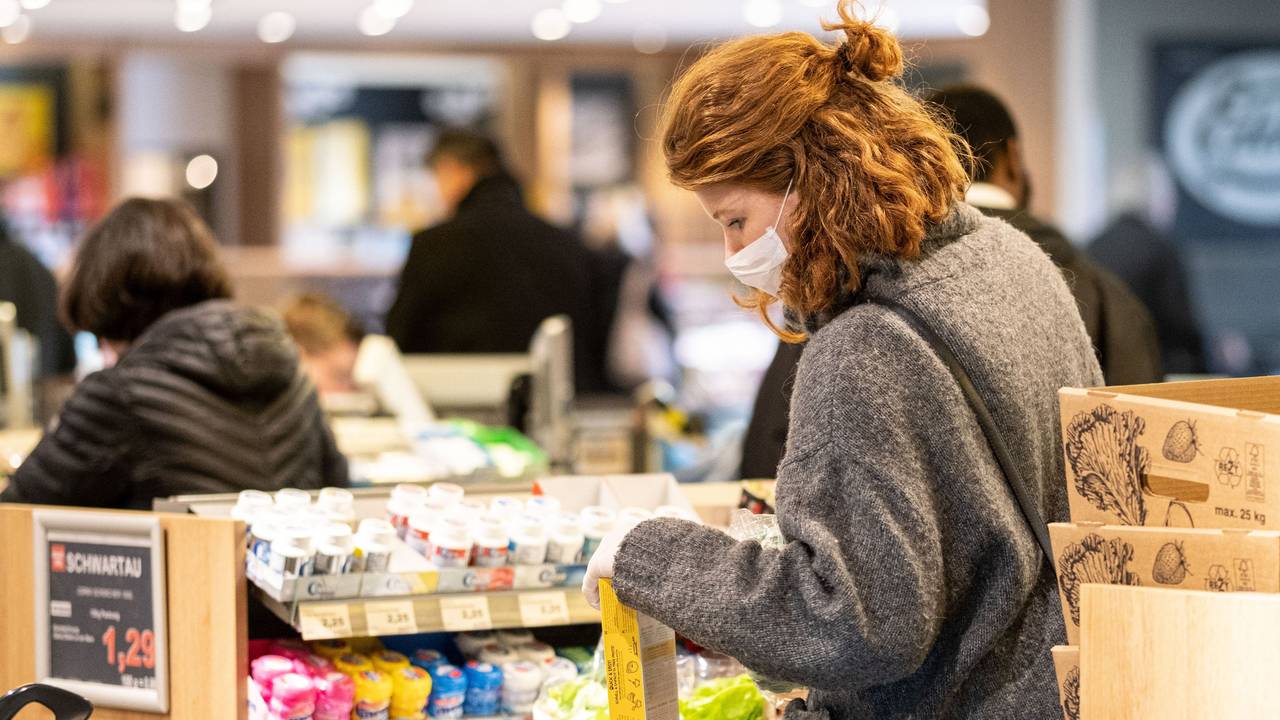 Eine Kundin steht bei Edeka an der Kasse.