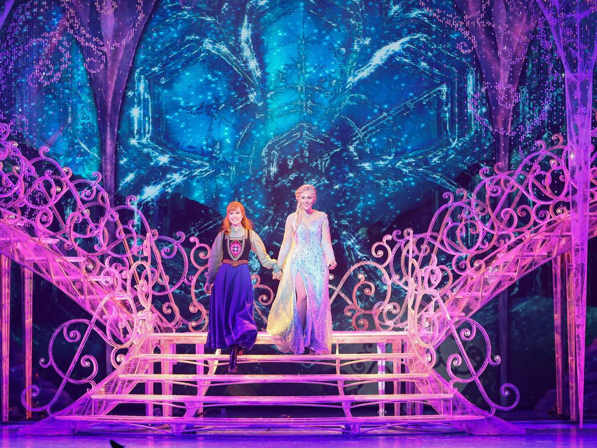 Sabrina Weckerlin (als Eiskönigin Elsa, rechts), und Celena Pieper (als Anna, links) stehen nach der Deutschlandpremiere des Disney-Musicals „Die Eiskönigin“ im November 2021 im Stage Theater an der Elbe auf der Bühne.