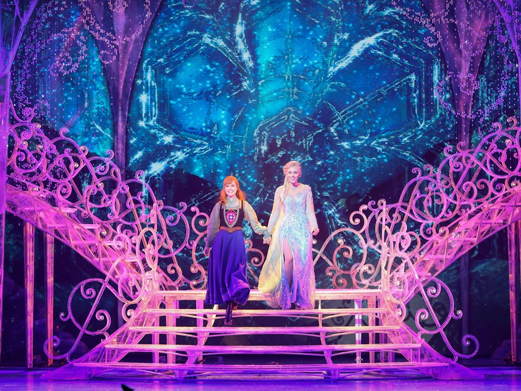 Sabrina Weckerlin (als Eiskönigin Elsa, rechts), und Celena Pieper (als Anna, links) stehen nach der Deutschlandpremiere des Disney-Musicals „Die Eiskönigin“ im November 2021 im Stage Theater an der Elbe auf der Bühne.