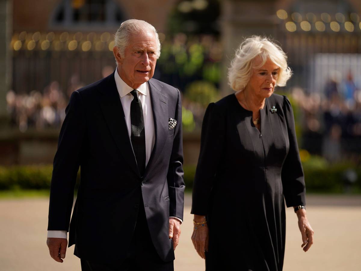 König Charles III. mit seiner Frau Camilla am 13. September 2022 vor dem Hillsborough Castle. Charles trägt einen schwarzen Anzug, Camilla ein schwarzes Kleid.