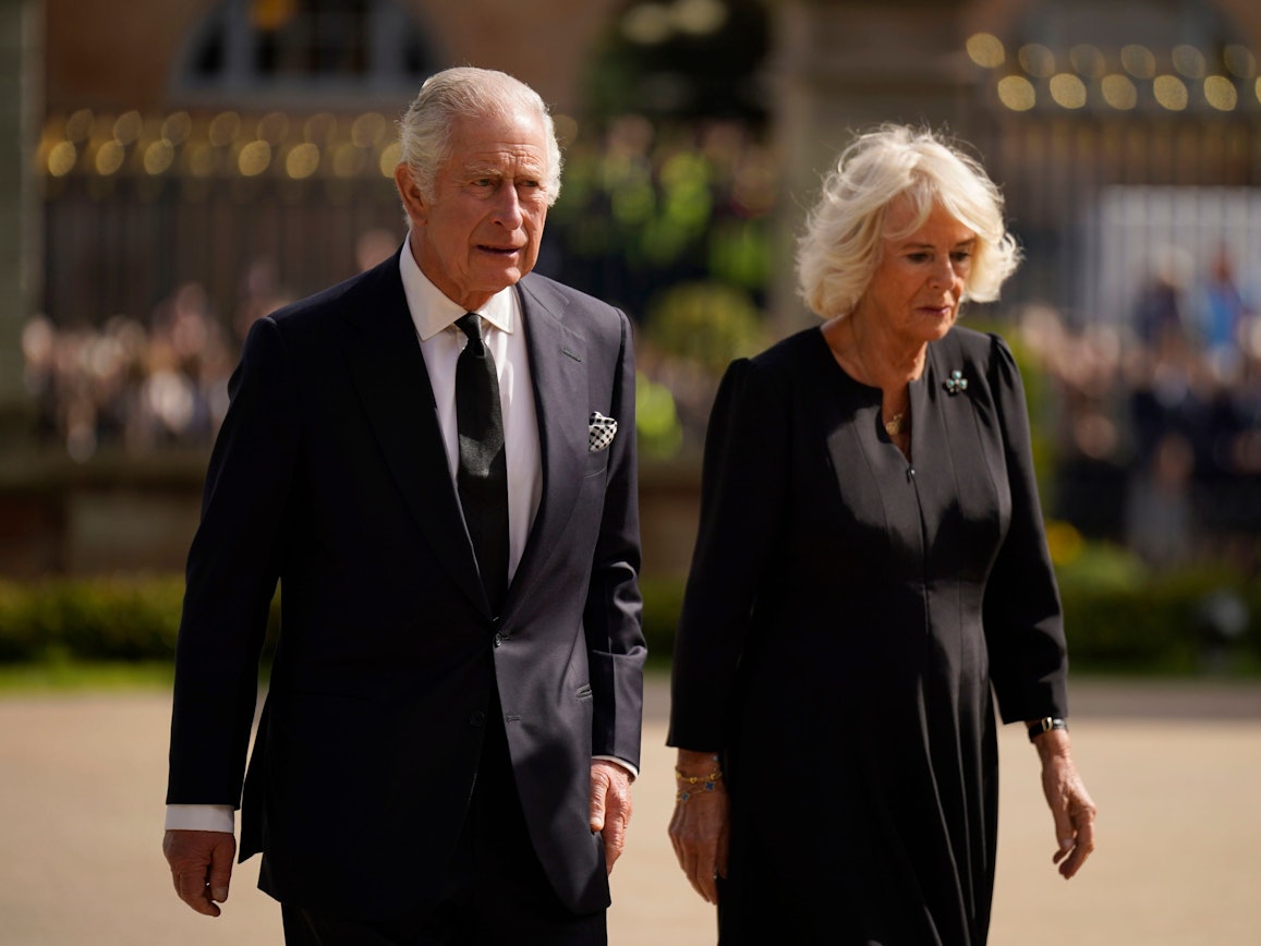 König Charles III. mit seiner Frau Camilla am 13. September 2022 vor dem Hillsborough Castle. Charles trägt einen schwarzen Anzug, Camilla ein schwarzes Kleid.