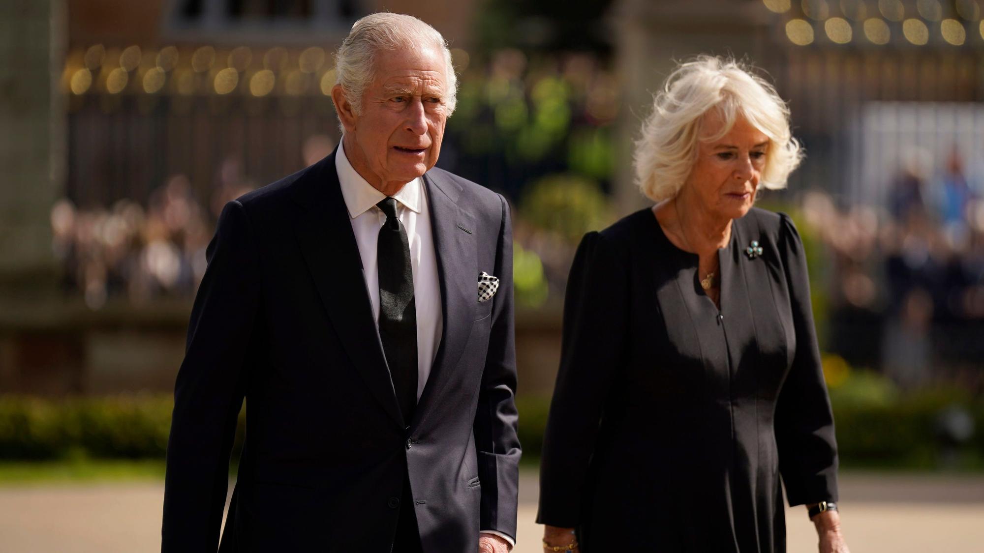 König Charles III. mit seiner Frau Camilla am 13. September 2022 vor dem Hillsborough Castle. Charles trägt einen schwarzen Anzug, Camilla ein schwarzes Kleid.