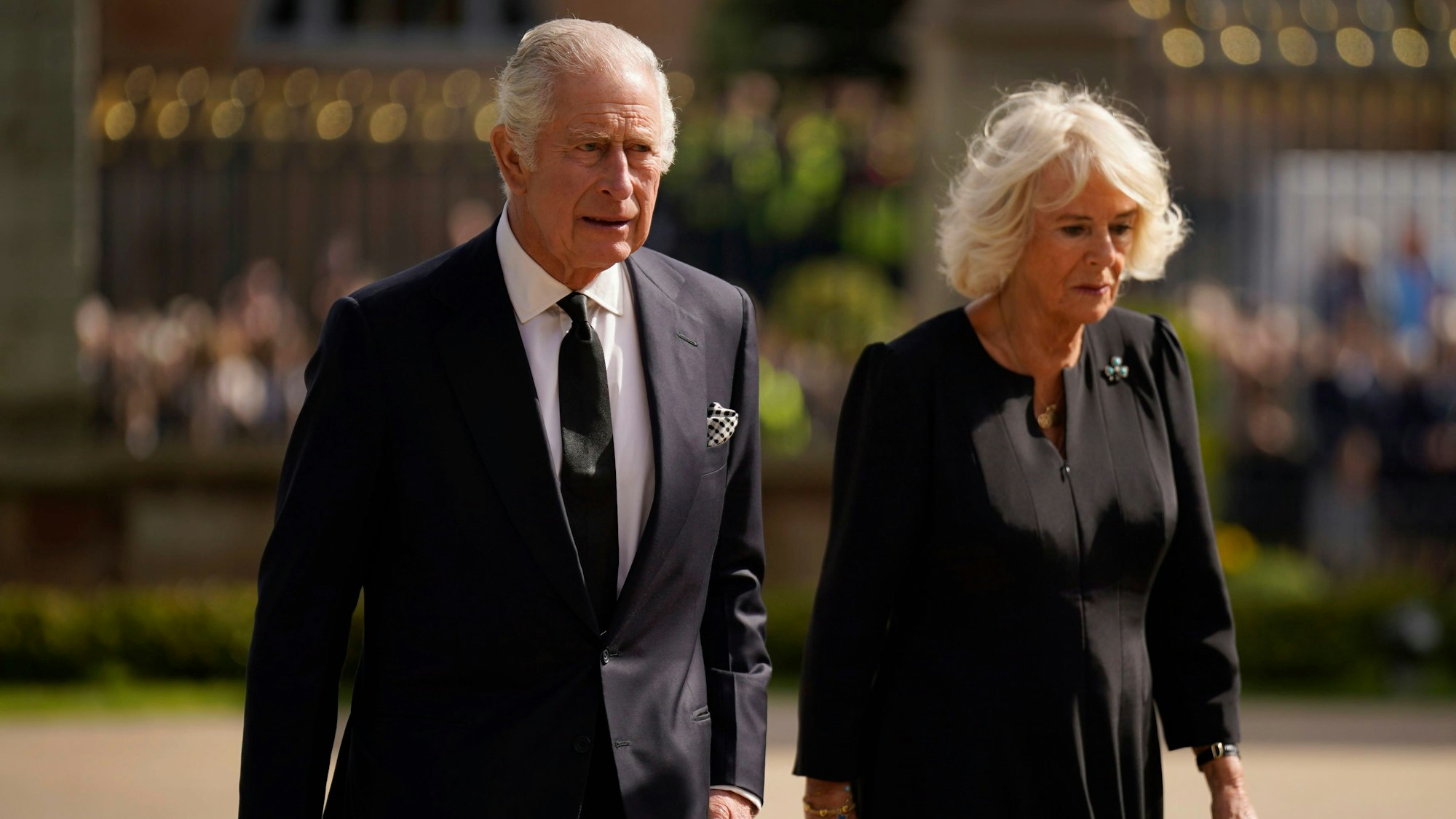 König Charles III. mit seiner Frau Camilla am 13. September 2022 vor dem Hillsborough Castle. Charles trägt einen schwarzen Anzug, Camilla ein schwarzes Kleid.