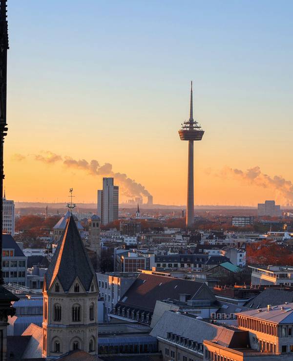 Abendhimmel über Köln mit Colonius