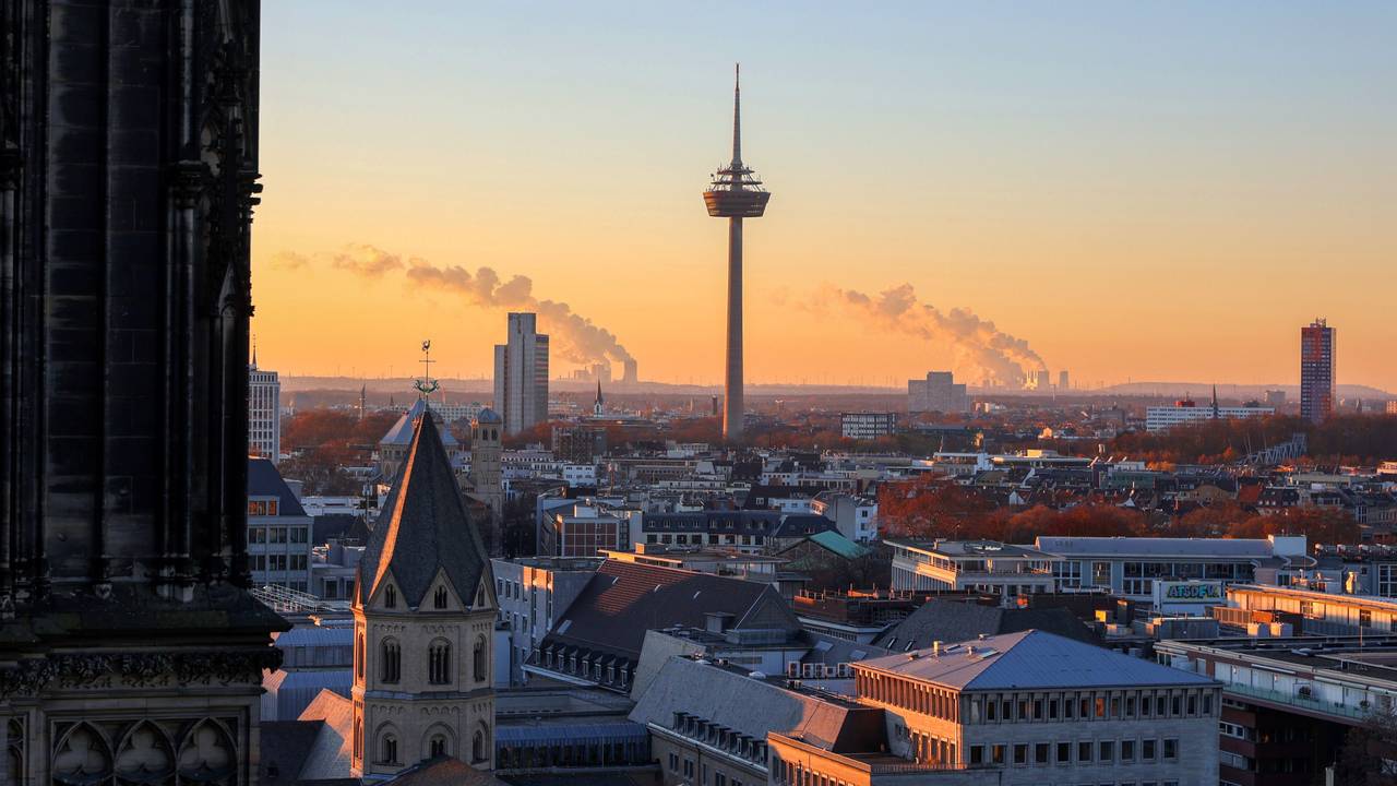 Abendhimmel über Köln mit Colonius