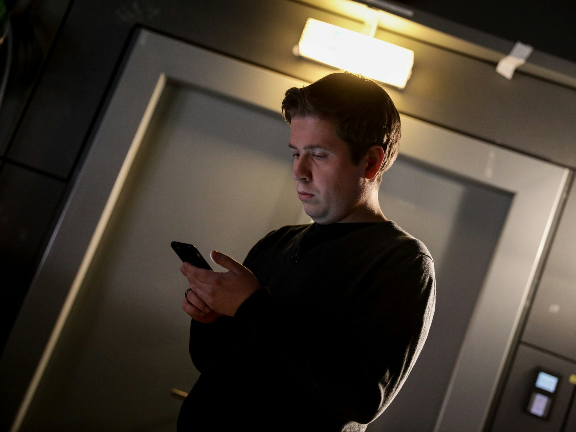 Der SPD-Politiker Kevin Kühnert schaut am 04. Februar 2018 auf sein Smartphone.