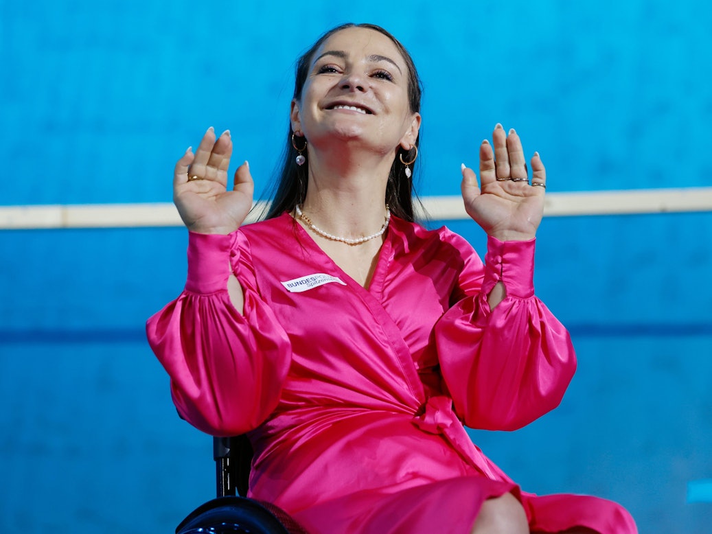 Die ehemalige Bahnradfahrerin Kristina Vogel bei der Siegerehrung.