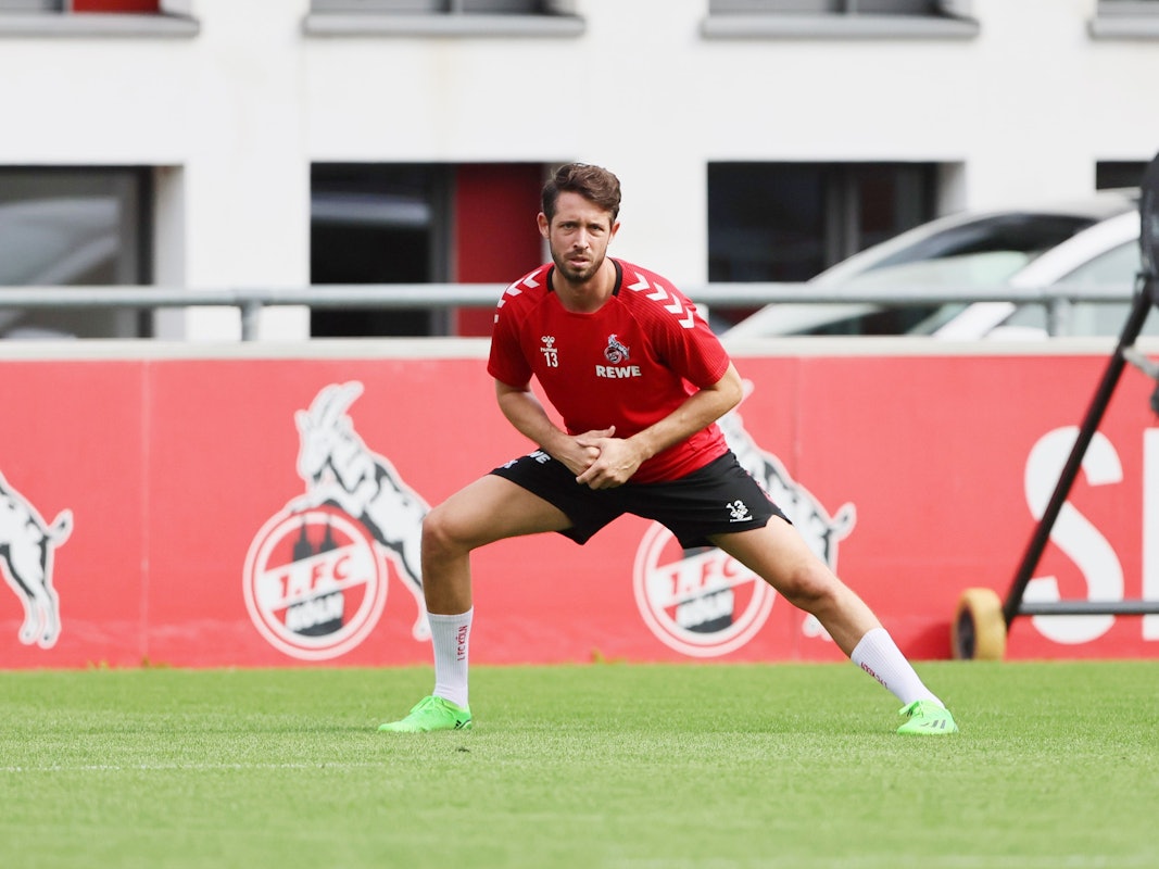 Mark Uth dehnt sich auf dem Trainingsplatz