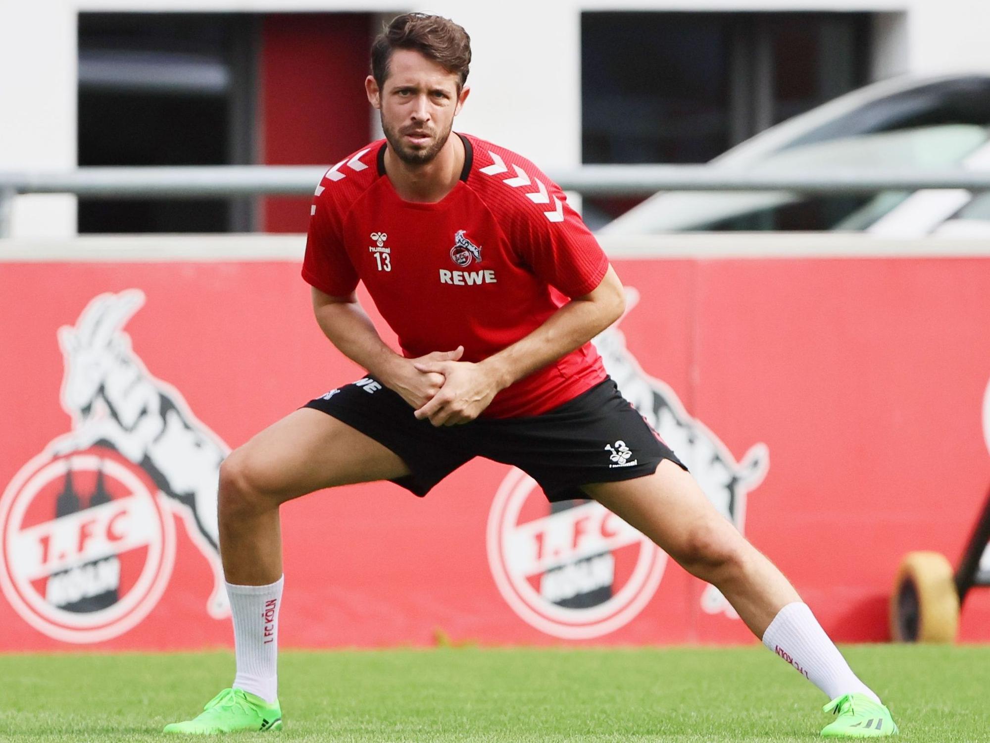 Mark Uth dehnt sich auf dem Trainingsplatz