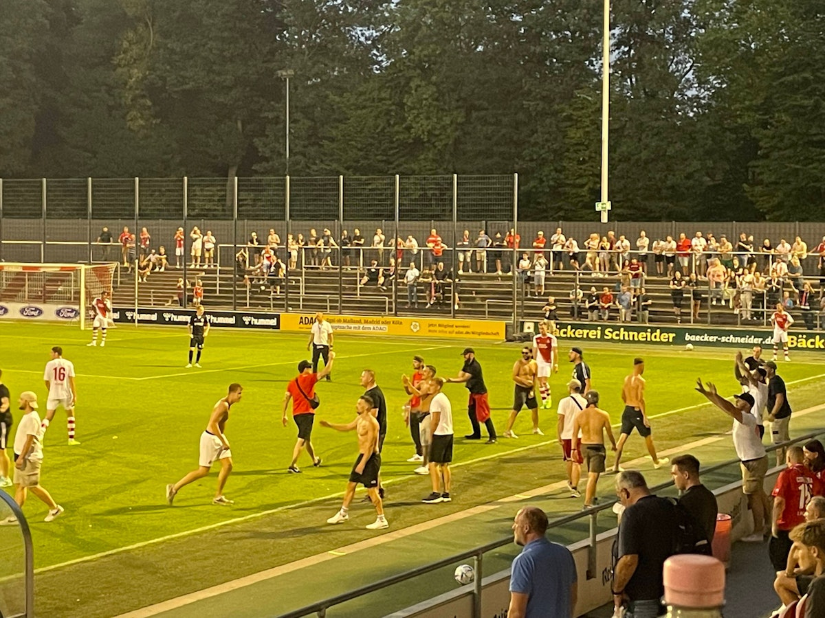 Fans laufen beim Regionalliga-Spiel des 1. FC Köln gegen Rot-Weiß Oberhausen auf das Spielfeld.