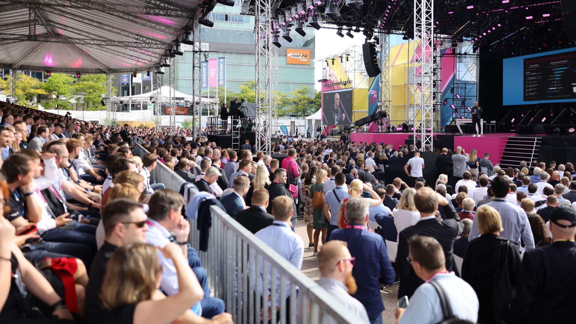 Blick auf die Bühne am Mediapark.