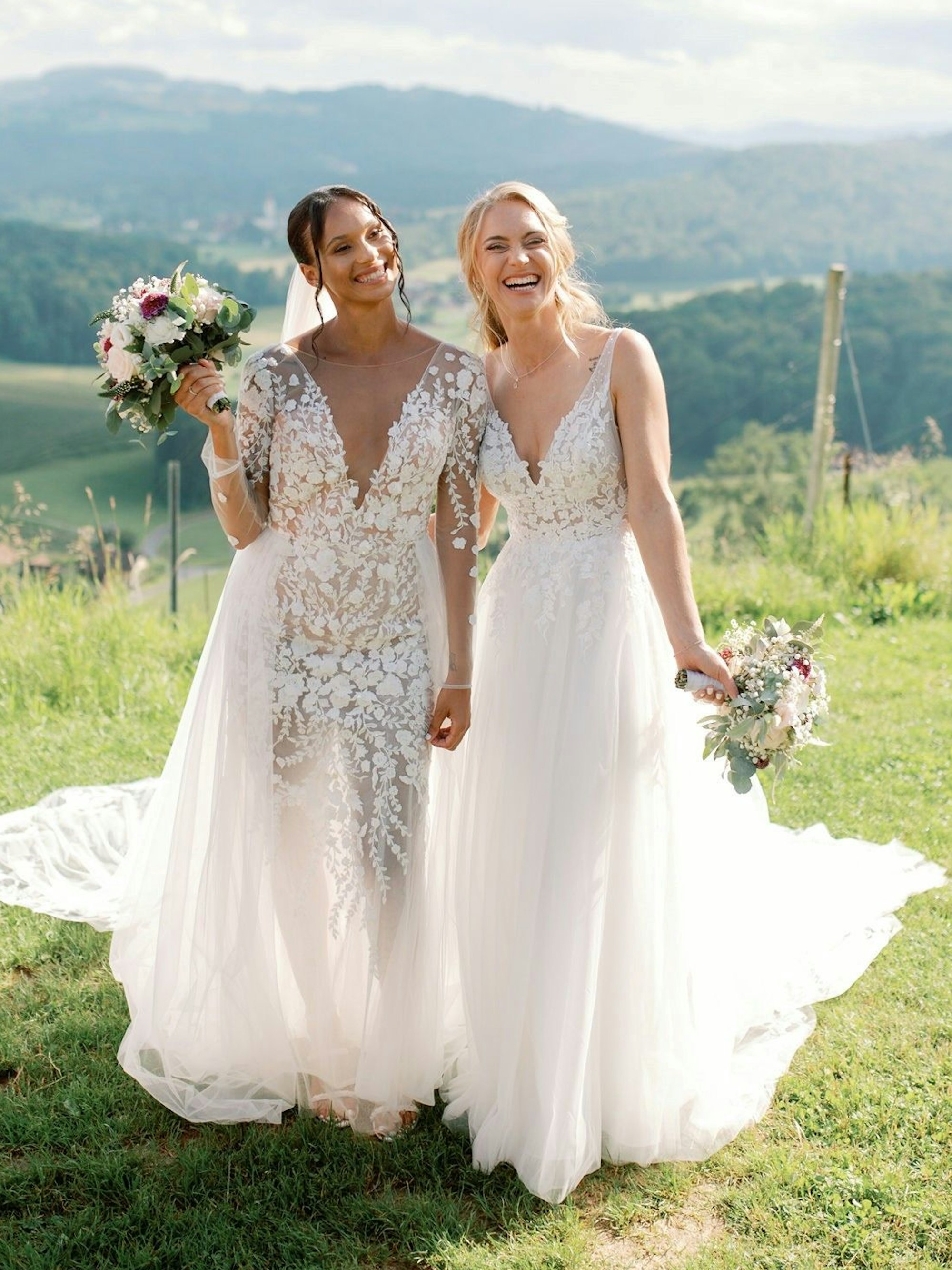 Genessee (l.) und Sarah Puntigam posieren für ein gemeinsames Hochzeits-Foto.