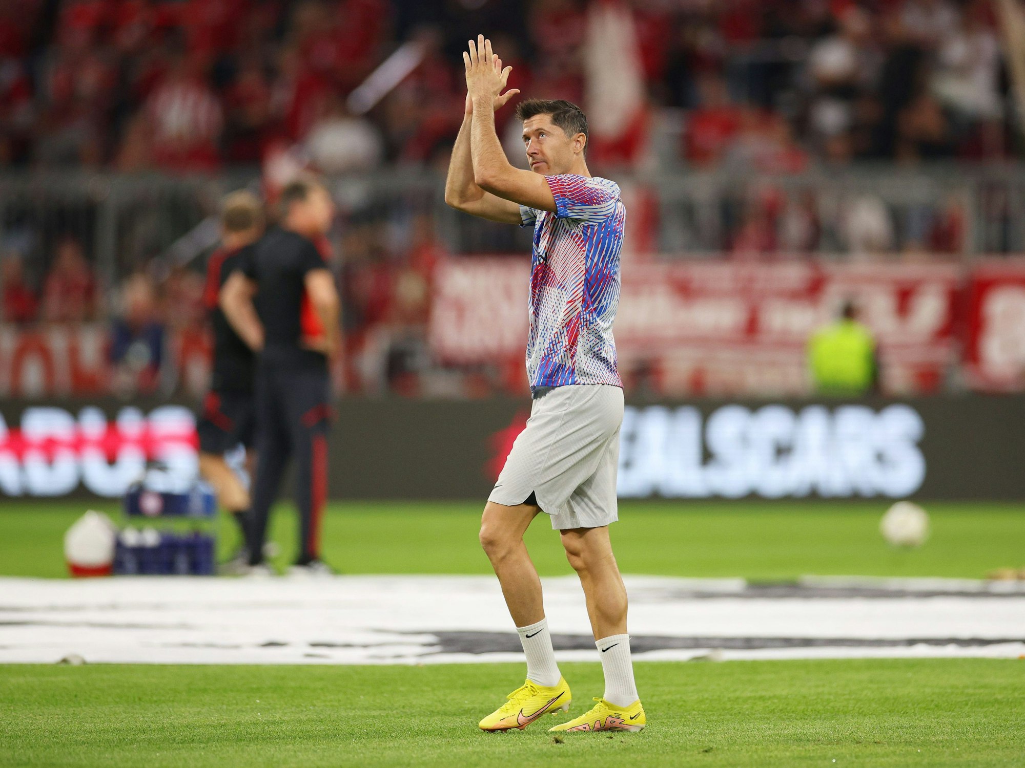 Robert Lewandowski klatscht in der Allianz-Arena.