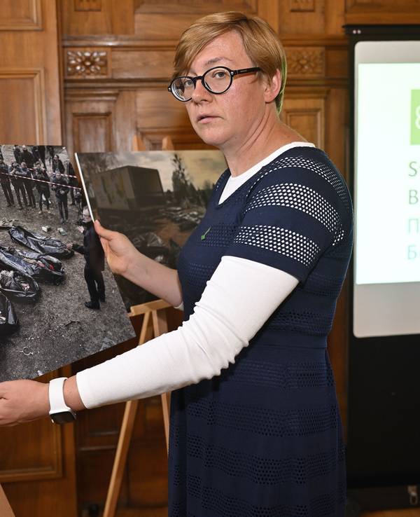 Mykhailyna Skoryk-Shkarivska, Butschas stellvertretende Bürgermeisterin bei der Ausstellungseröffnung in Bergisch Gladbach