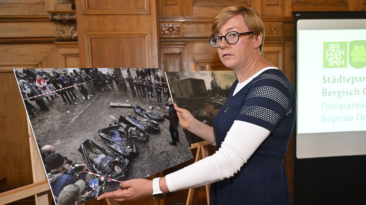 Mykhailyna Skoryk-Shkarivska, Butschas stellvertretende Bürgermeisterin bei der Ausstellungseröffnung in Bergisch Gladbach