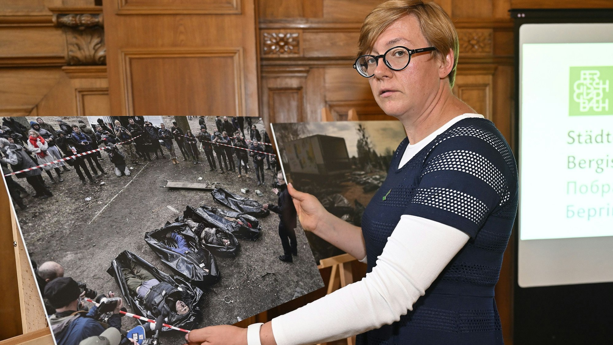 Mykhailyna Skoryk-Shkarivska, Butschas stellvertretende Bürgermeisterin bei der Ausstellungseröffnung in Bergisch Gladbach