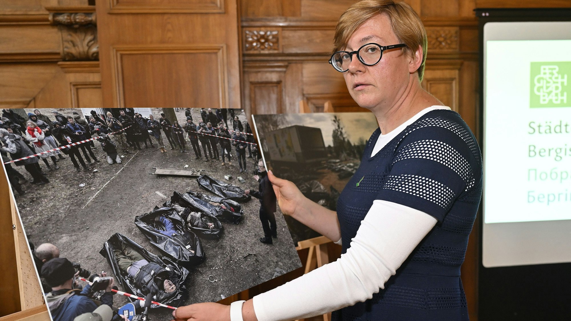 Mykhailyna Skoryk-Shkarivska, Butschas stellvertretende Bürgermeisterin bei der Ausstellungseröffnung in Bergisch Gladbach