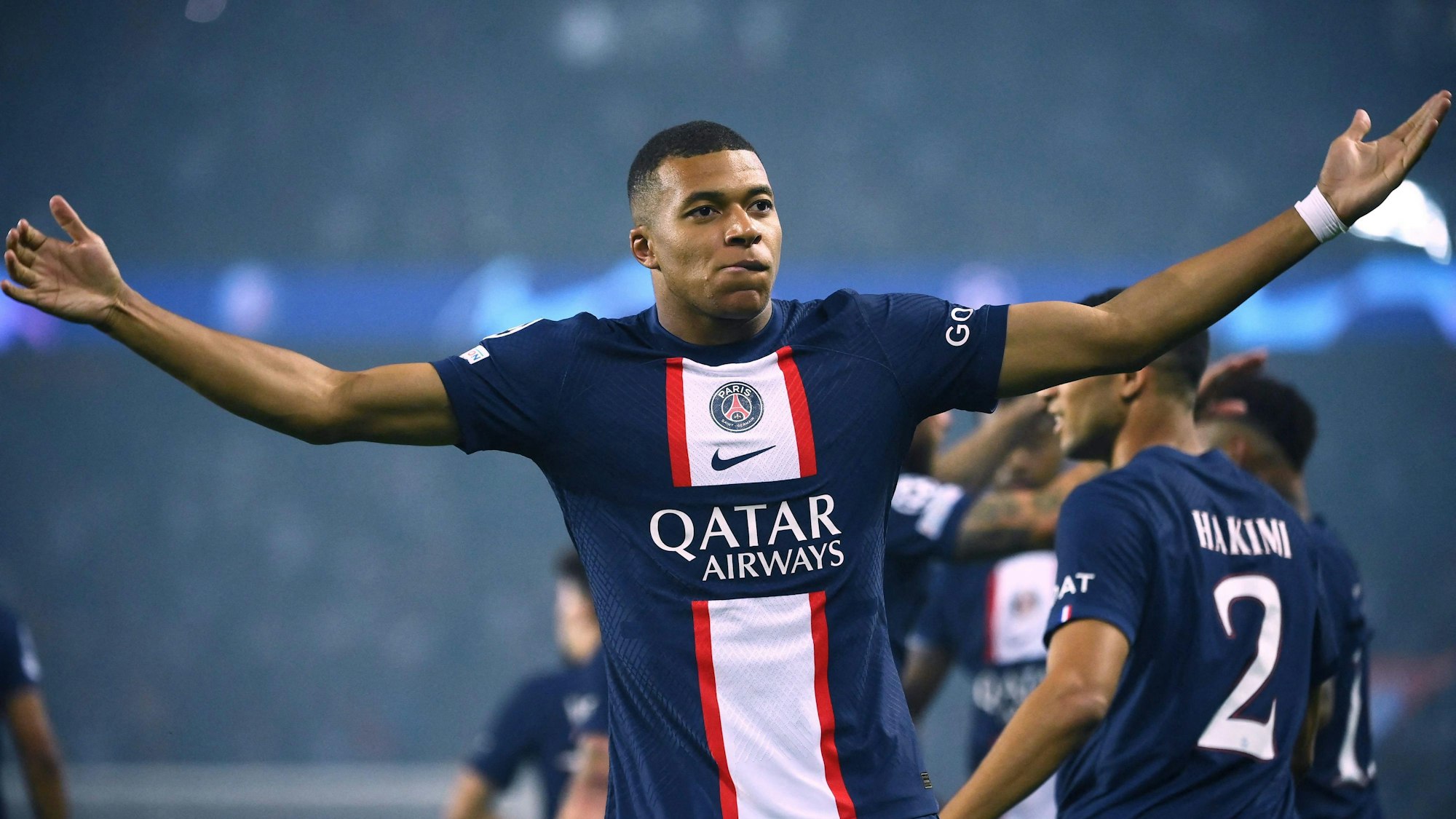 Kylian Mbappé bejubelt einen Treffer in der Champions League für Paris.