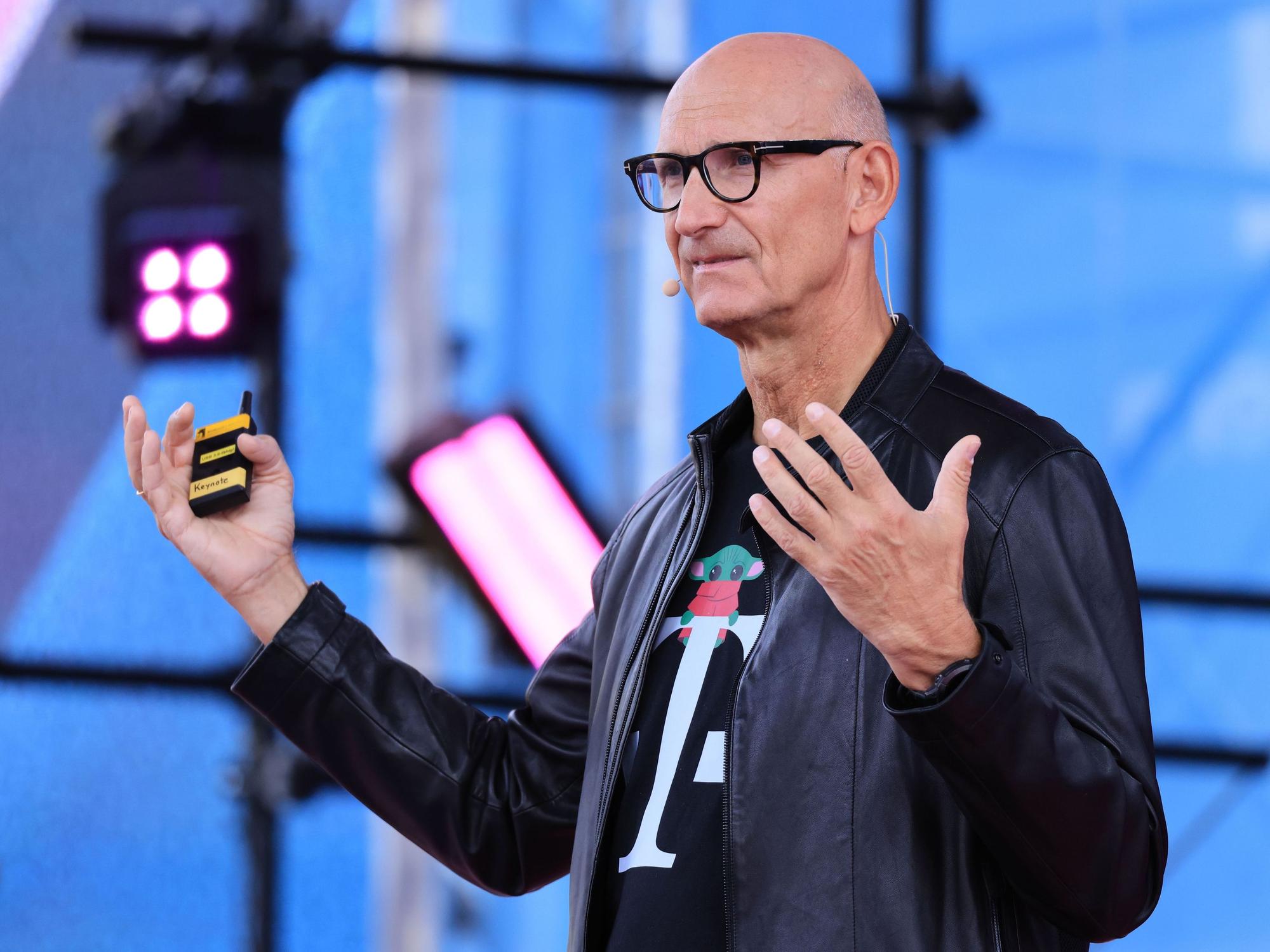 Telekom-Vorstandsvorsitzender Tim Höttges spricht auf der Bühne.