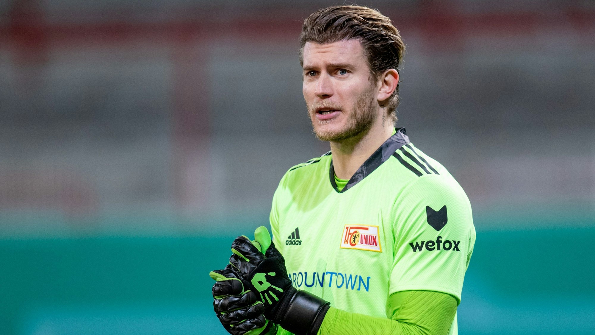 Torwart Loris Karius geht über das Spielfeld.