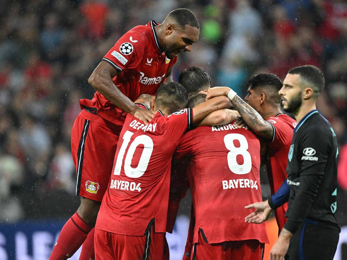 Bayer Leverkusen freut sich über einen Treffer gegen Atletico Madrid.