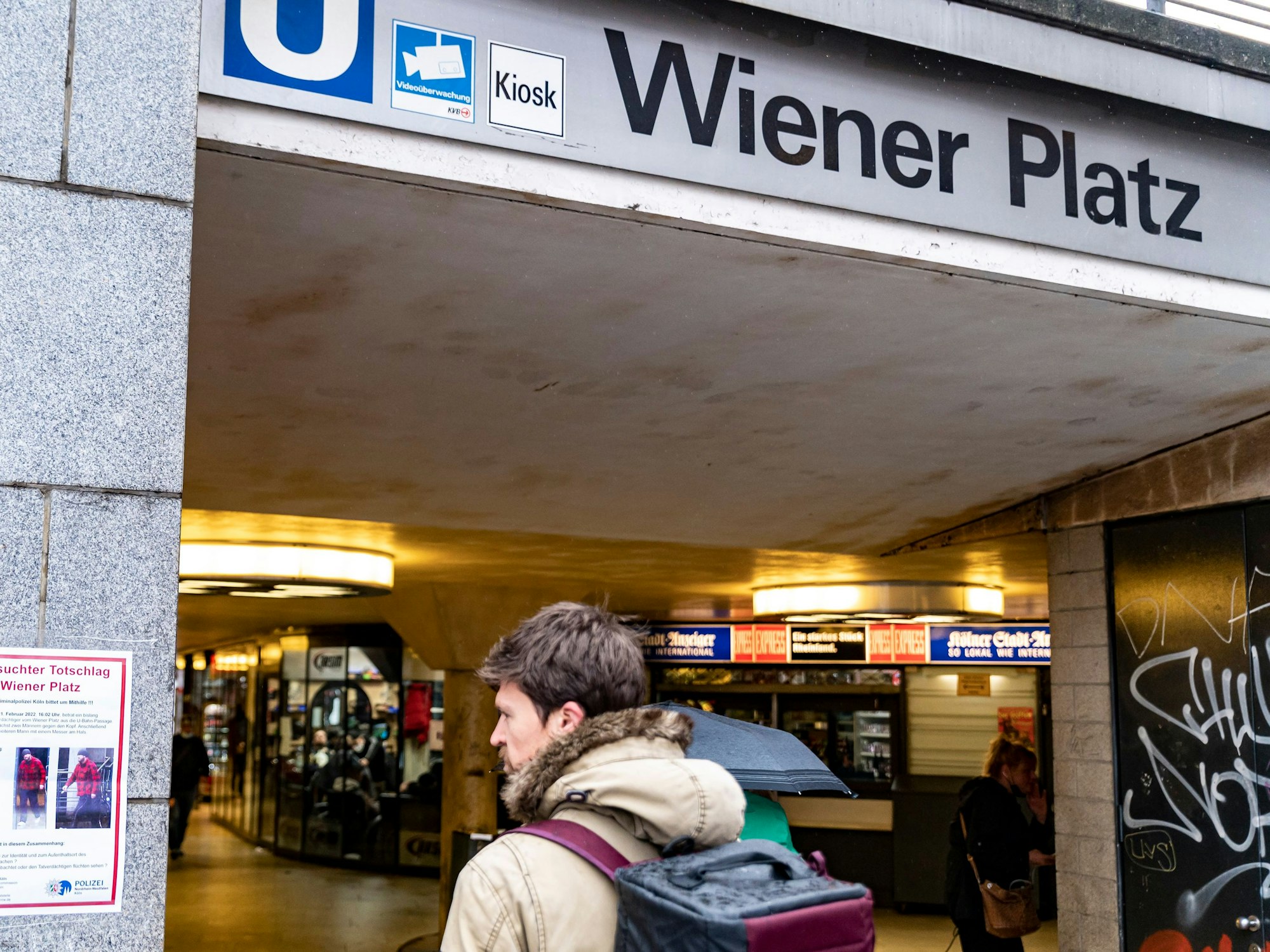 Der Eingang zur U-Bahn am Wiener Platz in Köln-Mülheim